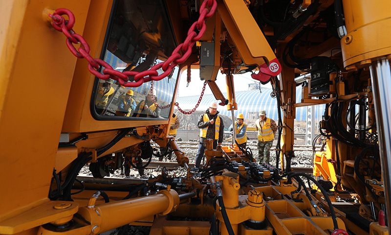 圖為工人在大秦線聶莊至東港站增二線鐵路建設現(xiàn)場施工。（新華社發(fā) 李磊 攝）