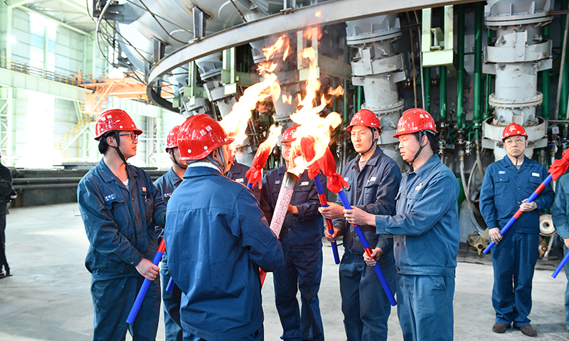 近日，昆鋼公司環保搬遷煉鐵工程項目2500立方米高爐順利點火投產，標志著昆鋼在推動企業智能轉型、打造先進鋼鐵智能制造示范基地上邁出了堅實一步。圖為二號高爐爐長領接火炬，分發給各風口，準備為高爐點火。