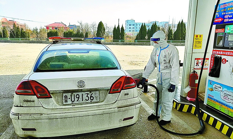 圖為山東青島萊西石油102站員工為警務車輛加油。（李 梅 攝 李玉軍 文）   