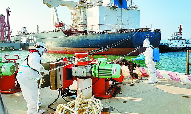 面對疫情防控嚴峻形勢，中科煉化升級防疫措施，強化人員管控、門禁管理、場所消殺等工作，持續織密疫情防控網。圖為外籍船靠泊中科煉化碼頭，工作人員認真做好消殺工作。