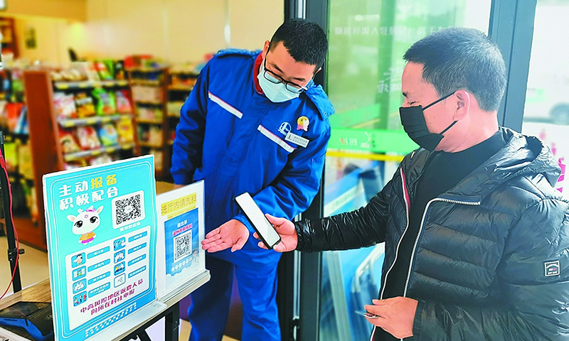 浙江溫州突發疫情，溫州石油做好自身疫情防控的同時，快速辦理油罐車通行證，保障油品供應，并為應急救援車輛設置綠色通道。截至目前，所有加油站均正常營業。圖為鹿城廣化加油站落實進店顧客出示防疫碼、測量體溫等防疫措施。