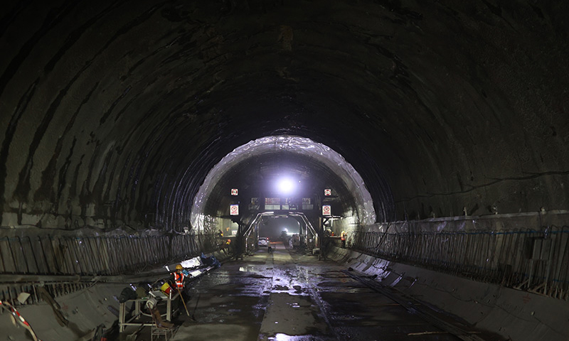 貴南高鐵設計時速350公里，是我國“八縱八橫”高速鐵路主通道包頭至海口通道的重要組成部分。圖為貫通后的獨山二號隧道。（新華社記者 劉續(xù) 攝）