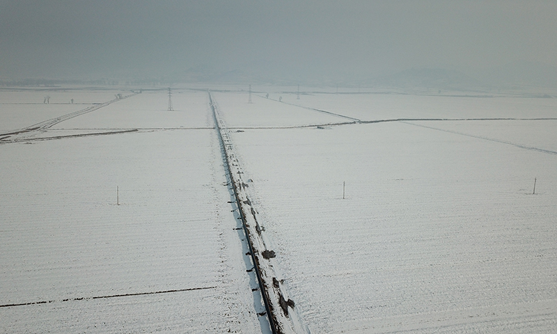 近日獲悉，橫跨陜、晉、冀三地的我國最長煤層氣長輸管道神木—安平煤層氣管道工程（簡稱神安管道）陜西至山西段開工建設(shè)，該段工程為神安管道最后一段。神安管道是國家《煤層氣（煤礦瓦斯）開發(fā)利用“十三五”規(guī)劃》中所列重點建設(shè)項目，由中聯(lián)公司統(tǒng)籌建設(shè)。圖為風雪中，神安管道全速施工。
