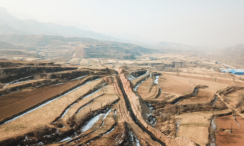 該管道西起陜西省榆林市神木市，途經(jīng)3省7市17縣，最終抵達河北省衡水市安平縣，管道全長622.98千米，設(shè)計輸氣量50億立方米/年，是目前我國最長煤層氣長輸管道。此次建設(shè)的神安管道（陜西—山西段）起自陜西省榆林市神木市，終點到山西省呂梁市康寧鎮(zhèn)，全長72.2公里，新建神木站，改建康寧站，新建3座閥室，此次開工作業(yè)點位于山西省興縣瓦塘鎮(zhèn)，該段管道預(yù)計2023年完成建設(shè)并實現(xiàn)投產(chǎn)。圖為神安管道翻越黃土丘陵地貌。