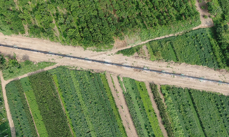 神安管道全線貫通后，可將晉西、陜東的天然氣輸送至雄安新區(qū)及京津冀千家萬戶和產(chǎn)業(yè)聚集區(qū)，通過與鄂安滄管道、陜京線系統(tǒng)互聯(lián)互通，積極融入國家天然氣主干網(wǎng)，通過與天津、滄州LNG（液化天然氣）接收站碼頭和國家管網(wǎng)儲氣庫對接，可實現(xiàn)雙氣源互補和調(diào)峰保供，保障天然氣穩(wěn)定供應(yīng)，助力實現(xiàn)國家“雙碳”目標。圖為航拍神安管道。
