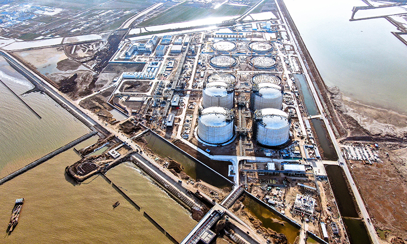 近日，由我國自主設計建造的4座22萬方LNG儲罐施工完成。圖為航拍建設中的中國海油鹽城“綠能港”項目。