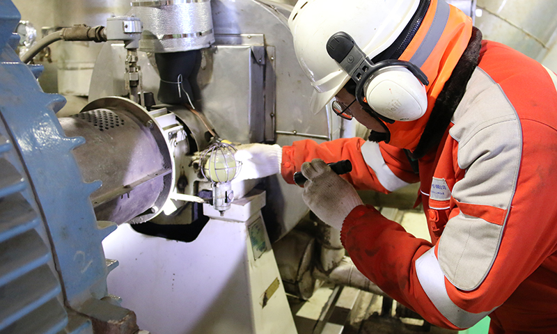 自投產(chǎn)以來(lái)，油氣田始終堅(jiān)持“安全第一、環(huán)保至上，人為根本、設(shè)備完好”的核心價(jià)值理念，全力做好安全風(fēng)險(xiǎn)排查及隱患治理工作。通過(guò)多元化的培訓(xùn)模式，打造了一支擁有3名高級(jí)技師、20名技師的高素質(zhì)專業(yè)人才隊(duì)伍，并依托技師工作室在科技創(chuàng)新、降本增效、設(shè)備設(shè)施完整性等方面取得了突出成績(jī)。通過(guò)油田開發(fā)及生產(chǎn)人員多年摸索，油氣田探索出了降壓開采、脈沖注水開采、周期性注水開采等不同開采模式，取得了顯著的開發(fā)效果。目前在科技創(chuàng)新、降本增效、設(shè)備設(shè)施完整性等方面仍不斷探索。圖為生產(chǎn)人員正在進(jìn)行設(shè)備巡檢。