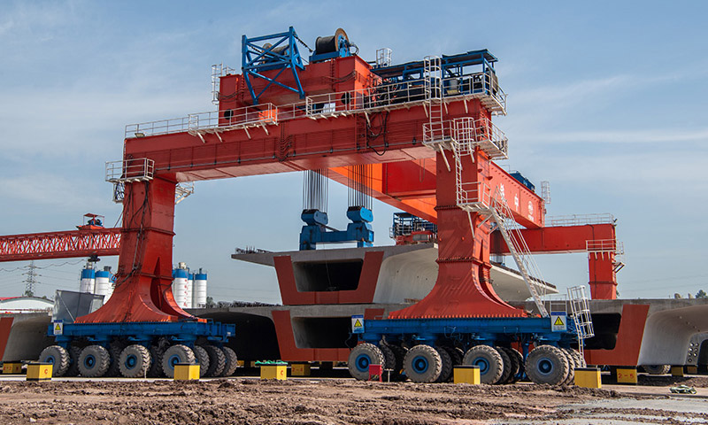 圖為在渝昆高鐵重慶段建設(shè)現(xiàn)場，工程設(shè)備在搬運(yùn)箱梁。