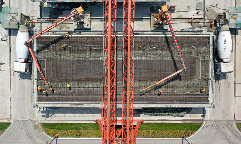 圖為在渝昆高鐵重慶段建設(shè)現(xiàn)場，施工人員對箱梁進(jìn)行混凝土澆筑（無人機(jī)照片）。