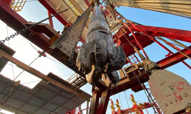 旋轉導向鉆井與隨鉆測井技術被譽為石油鉆井技術“皇冠上的明珠”，中國海油“璇璣”系統可以精準控制地下幾千米的鉆頭“瞄著”油層去，“聞著”油味鉆，甚至可以“遙控駕駛”鉆具在0.7米的薄油層中橫向或斜向穩定穿行1000米以上。