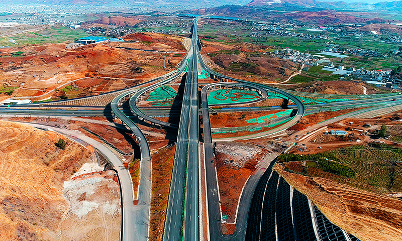 賓南高速是云南踐行“一帶一路”倡議、長(zhǎng)江經(jīng)濟(jì)帶發(fā)展戰(zhàn)略和昆瑞對(duì)外開放經(jīng)濟(jì)帶建設(shè)等實(shí)施機(jī)遇下的重點(diǎn)工程。圖為賓川樞紐立交。賓南高速重點(diǎn)控制性工程，是云南省目前建設(shè)規(guī)模最大、投資最大、難度最大的高速公路互通樞紐立交。立交上跨建設(shè)中的滇中引水工程，下穿祥云鐵路線，4次跨越554國(guó)道，建設(shè)規(guī)模龐大，交叉作業(yè)錯(cuò)綜復(fù)雜，施工難度極大。