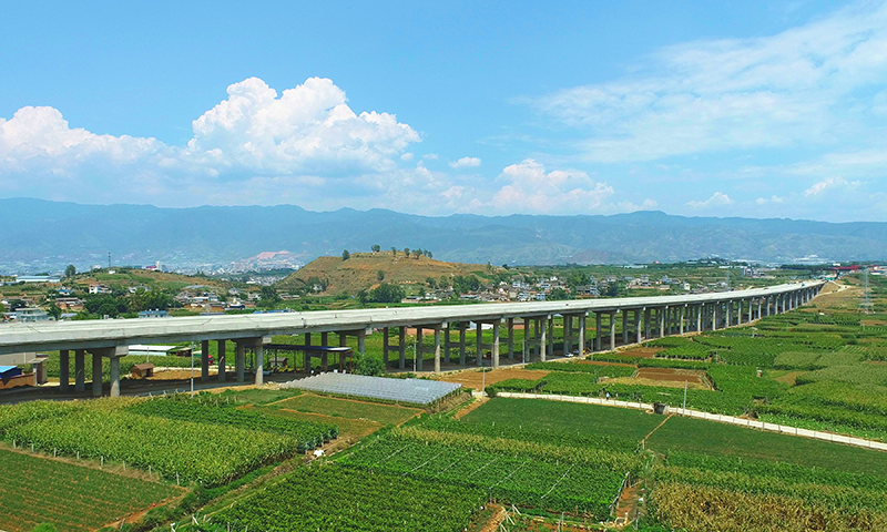 該段通車后打通了滇西地區(qū)南北高速公路樞紐，形成了內(nèi)暢外達(dá)、便捷高效的高速公路網(wǎng)絡(luò)。圖為賓川特大橋，橋梁全長(zhǎng)1418.04米。