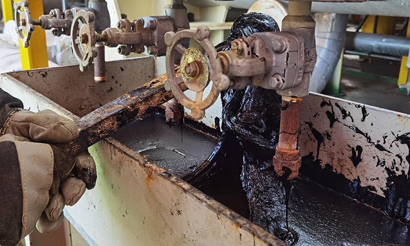 旅大5-2北油田屬于非常規稠油，是渤海已開發最稠原油的20倍以上，常溫下接近固體瀝青，無法流動。渤海油田非常規稠油探明儲量超6億噸，占渤海總探明地質儲量的14.5%，喚醒這部分沉睡的地下資源，變規模儲量為產量，將為渤海油田實現“上產4000萬噸”提供重要支撐。圖為旅大5-2北油田開采的超稠油流動性展示。