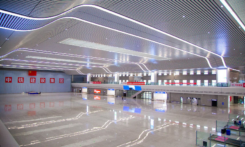 廬山站候車大廳吊頂曲線源自廬山獨有的云海奇觀，抽象出舒展飄逸的流線，使整個候車大廳吊頂在水的靈動基礎上完美融入云的飄逸，并且大廳內寓意九江九水之韻的9個天窗別具特色，分別與九江的贛江水、鄱水、余水、修水、淦水、盱水、蜀水、南水、彭水共“九水”相呼應。圖為候車大廳全景。