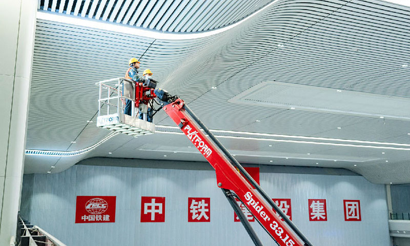 未來，廬江站將成為京港高鐵安九段、武九高鐵、昌九城際鐵路、京九鐵路、武九鐵路五條鐵路重要交匯樞紐，對服務長江經濟帶高質量發展、促進沿江城市間人文經貿交流、拉近中部省市間時空距離具有重要意義。圖為施工人員調試現場燈帶。