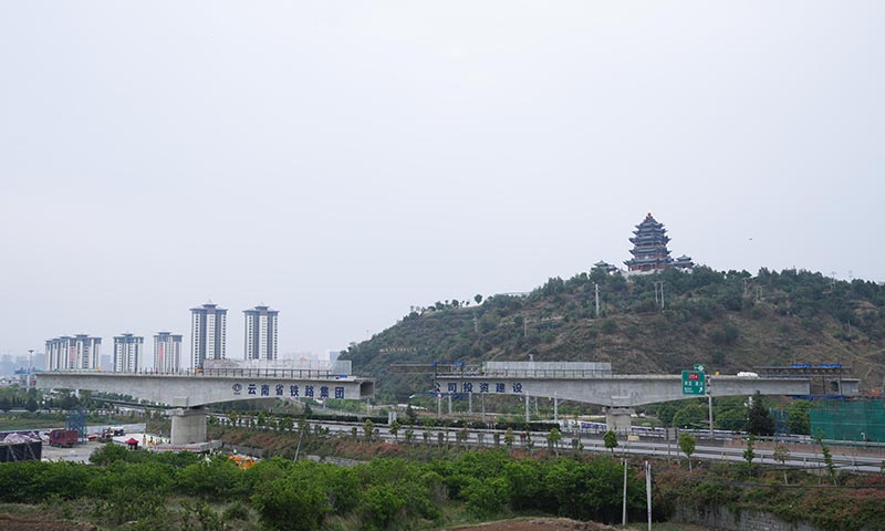 祥云財富工業園區鐵路專用線從祥云西站接軌，是國家重點鐵路專用線建設項目之一，對實現鐵路干線運輸與重要港口、大型工礦企業、物流園區等的高效聯通和無縫銜接有著重要作用。圖為祥云財富工業園區一景。