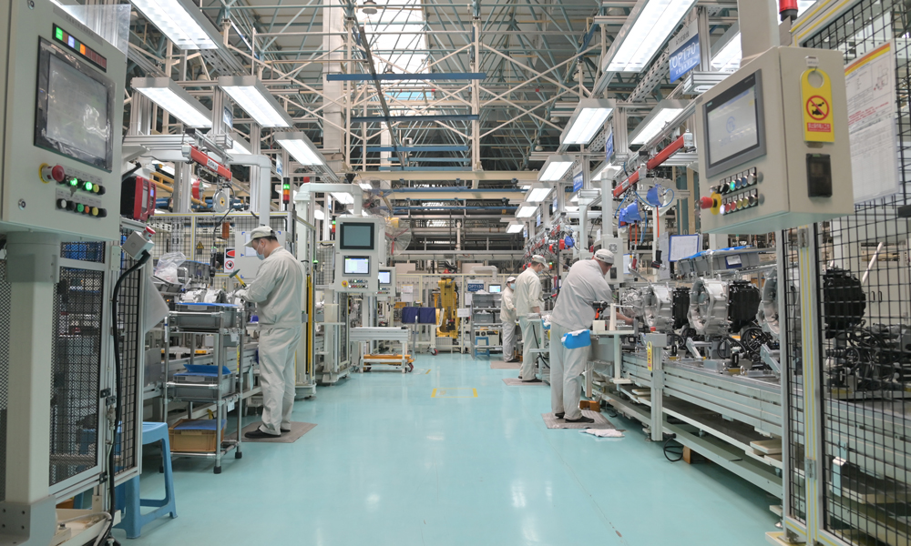 東安動力工作人員在自動變速器生產線上加班加點，爭取早日完成工作任務。