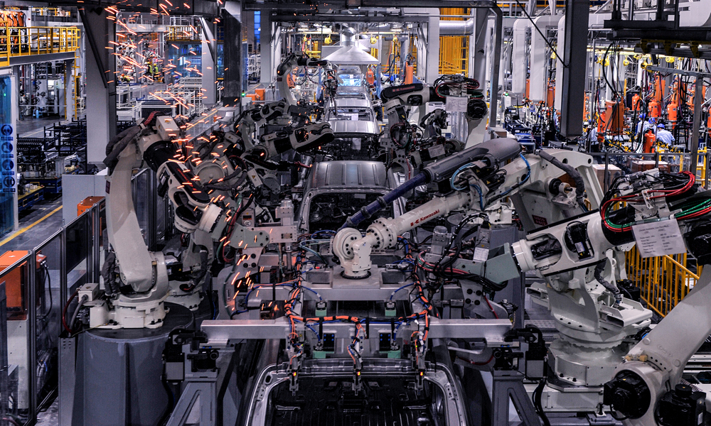 近日，兵器裝備集團各單位認真梳理科研、生產重點、難點，號召全體工作人員堅定信心，奮力沖刺二季度目標。圖為長安汽車兩江工廠智能化焊接車間生產現場。