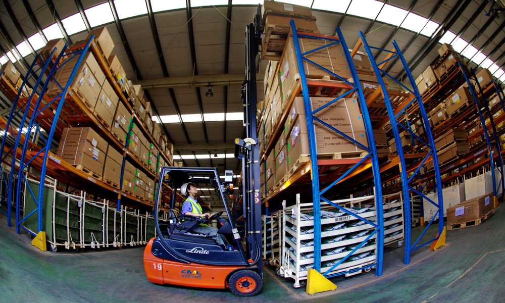 在長安民生物流的庫房中，一名叉車司機正忙著轉運零部件。