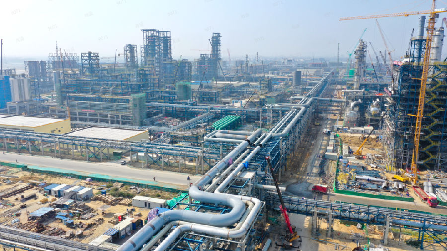 4月30日，19公里管廊“巨無霸”工藝管線焊接全部完成，煉油區/化工區外管涉及天然氣、氮氣、儀表風等11個系統的管廊開始投入使用。圖為外管廊工藝管線焊接完成。吳松深 攝