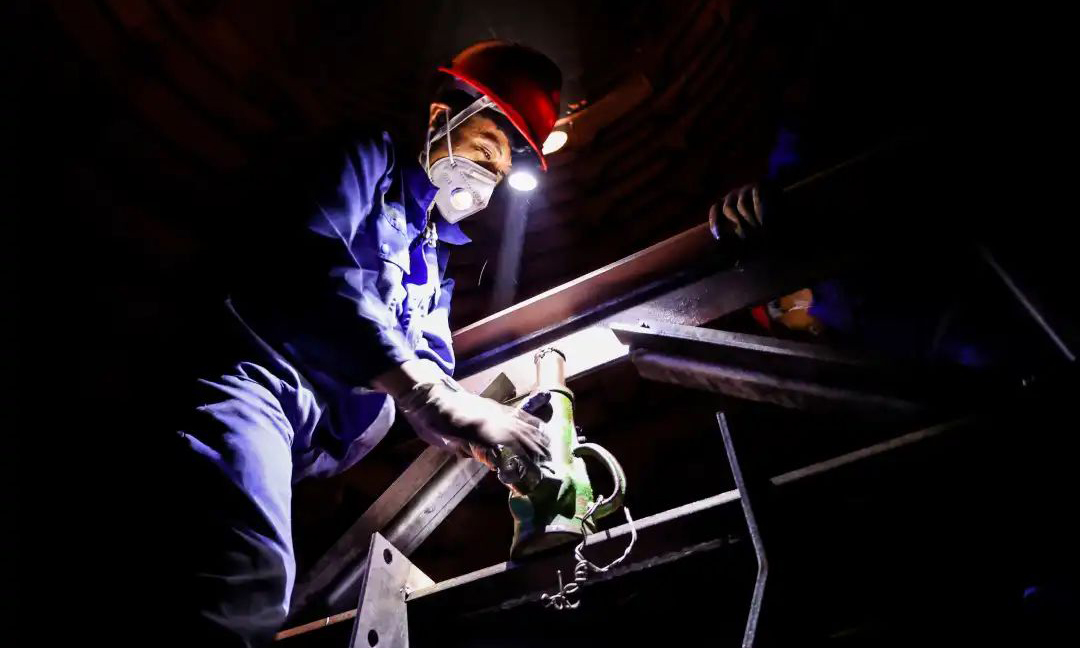 一個個節點、一步步腳印、一點點收獲的背后，是石油建設者辛勤耕耘、忘我勞作的身影。圖為塔器內作業。景若恒 攝 