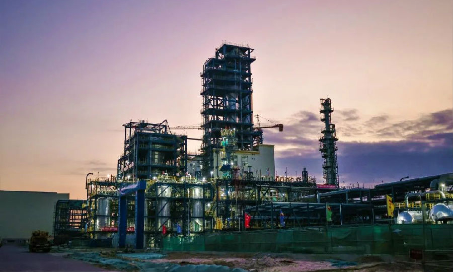 5月4日，聚丙烯機柜間一次受電成功。40區（抽提蒸餾和重整油分離構架區）開始單機試車。圖為聚丙烯裝置挑燈夜戰。馬斌珂 攝