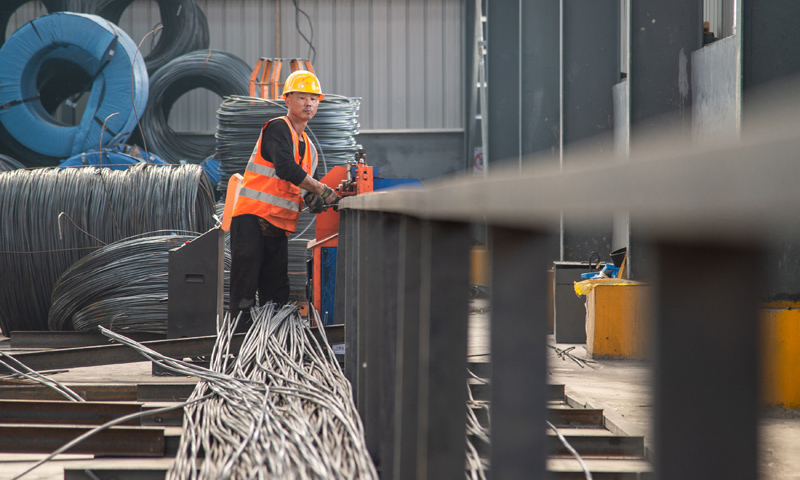 滬渝蓉高速鐵路武漢至宜昌段位于湖北省境內(nèi)，沿線經(jīng)武漢、孝感、天門、荊門至宜昌，是我國(guó)“八縱八橫”高速鐵路主通道之沿江通道的重要組成部分。圖為5月12日，工人在進(jìn)行鋼筋加工作業(yè)。伍志尊 攝