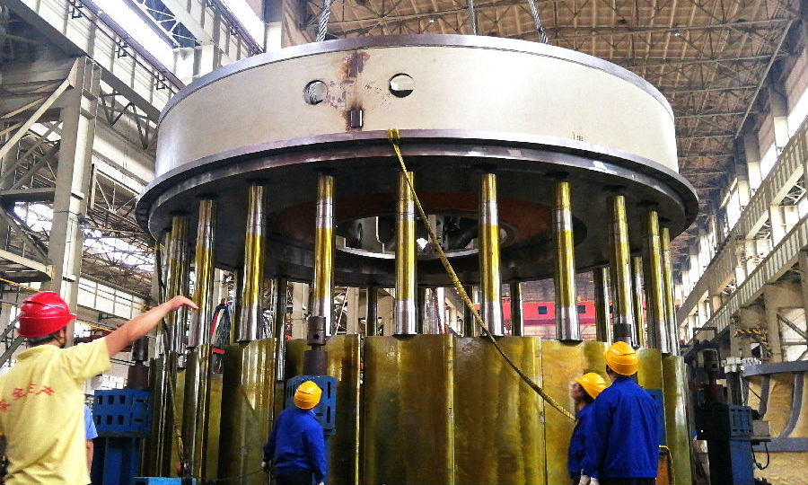 近日，東方電氣集團自主研制的巴基斯坦卡洛特水電站首臺水輪發(fā)電機組順利投產(chǎn)發(fā)電。卡洛特水電站是“一帶一路”首個大型水電投資建設(shè)項目，也是“中巴經(jīng)濟走廊”首個水電投資項目。圖為項目現(xiàn)場。