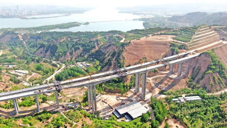 盤南澗特大橋是全線控制性工程之一，為全線墩身最高、跨度最大的連續(xù)剛構(gòu)橋。大橋設(shè)計為分離式橋梁，左線橋長836.5米，右線橋長876.5米。