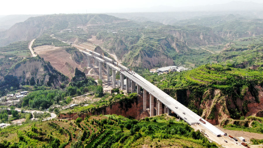 中鐵十七局集團施工團隊在連續(xù)梁施工中，強化安全質(zhì)量管控，在混凝土澆筑、張拉壓漿、掛籃走行等關(guān)鍵工序重點盯控，加強線性監(jiān)控量測，合理配重加載，保證梁體懸臂平衡施工，最終實現(xiàn)盤南澗特大橋大跨連續(xù)梁順利合龍。