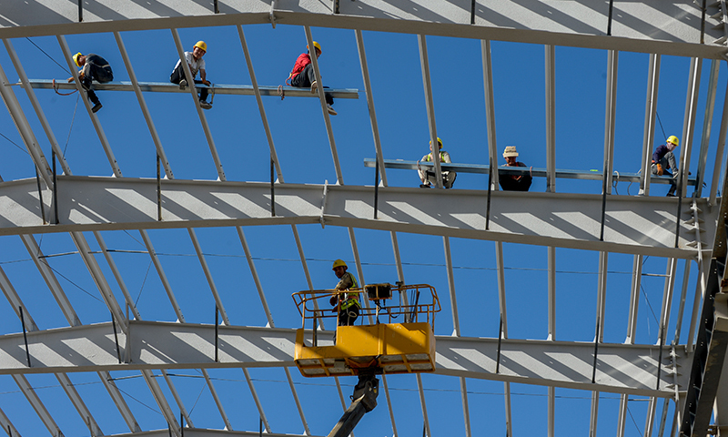 工人在新疆塔城重點開發開放試驗區國際物流園項目施工（5月18日攝）。新華社記者 高晗 攝