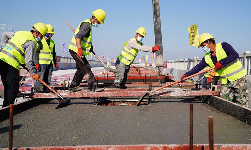 5月21日，在濟鄭高鐵山東長清黃河特大橋施工現場，中鐵上海局工作人員進行無砟軌道施工作業。新華社記者 郭緒雷 攝