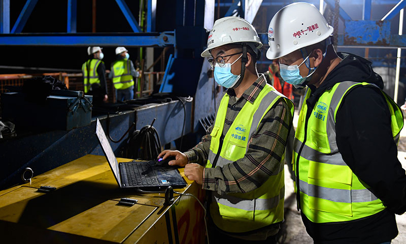 杭衢鐵路正線全長約131公里，速度目標(biāo)值每小時(shí)350公里，共設(shè)建德、建德南、龍游北、衢江、衢州西、江山6個(gè)車站，是長三角城際路網(wǎng)的重要組成部分。圖為在中鐵十一局杭衢鐵路項(xiàng)目施工現(xiàn)場，工程技術(shù)人員在操作連續(xù)梁預(yù)應(yīng)力自動(dòng)張拉系統(tǒng)，保障連續(xù)梁的順利合龍（5月21日攝）。新華社記者 黃宗治 攝