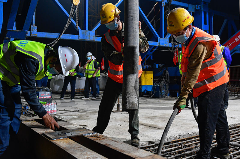 在中鐵十一局杭衢鐵路項(xiàng)目施工現(xiàn)場，工人在進(jìn)行連續(xù)梁混凝土澆筑作業(yè)（5月21日攝）。新華社記者 黃宗治 攝