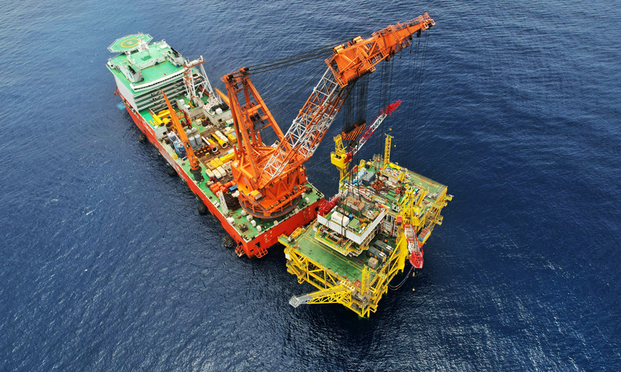“海基一號”平臺是一座集鉆井、生產、生活為一體的多功能鉆采平臺，上部組塊共包括東、西模塊，生活樓，鉆機模塊等共計8個單體結構物，重量總計約1萬噸。繼4月25日完成平臺主體部分吊裝作業后，中國海油有限深圳分公司統籌優質資源，安全高效地完成了鉆機輔助模塊等6個結構物的海上吊裝。圖為“海基一號”平臺鉆機模塊吊裝施工現場。