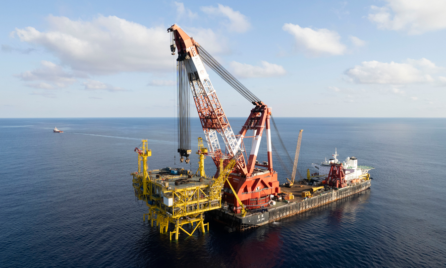 目前，“海基一號”平臺建設進入海上連接、調試階段，項目組正全力以赴確保平臺年內投產目標順利實現，為推動國內油氣增儲上產作出貢獻。圖為“海基一號”平臺東西組塊精準就位吊裝施工現場。劉聰 攝