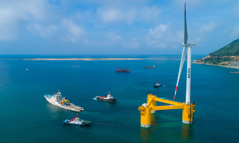 5月29日，國內(nèi)首臺深遠(yuǎn)海浮式風(fēng)電裝備“扶搖號”在廣東茂名廣港碼頭拖航，將前往平均水深達(dá)65米的廣東湛江羅斗沙海域進(jìn)行示范應(yīng)用。新華社記者 劉大偉 攝