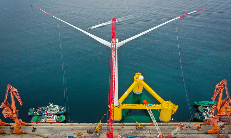 5月27日，完成總裝的國內(nèi)首臺深遠(yuǎn)海浮式風(fēng)電裝備“扶搖號”在茂名廣港碼頭靜待拖航。新華社記者 劉大偉 攝