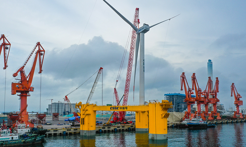 5月27日，完成總裝的國內(nèi)首臺深遠(yuǎn)海浮式風(fēng)電裝備“扶搖號”在茂名廣港碼頭靜待拖航。新華社記者 劉大偉 攝
