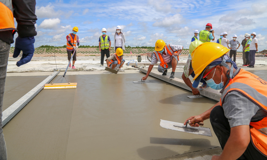 該項(xiàng)目的實(shí)施對提升當(dāng)?shù)鼗A(chǔ)設(shè)施建設(shè)、增加當(dāng)?shù)鼐蜆I(yè)率、促進(jìn)旅游業(yè)發(fā)展和更好保護(hù)吳哥窟古跡等具有重要意義，預(yù)計(jì)于2023年10月投運(yùn)。圖為機(jī)場跑道最后一倉混凝土澆筑后道面平整施工現(xiàn)場。