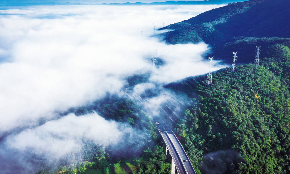 小磨高速公路為全國第一批“全國綠色公路建設(shè)典型示范項目”，為了給亞洲野象群的過往預(yù)留通道，云南交投集團小磨高速公路項目在勐臘—尚勇段采用下穿建設(shè)方式，避讓了亞洲象遷徙通道，并將曼納莊等4處隧道上方的橡膠林恢復(fù)為天然林。