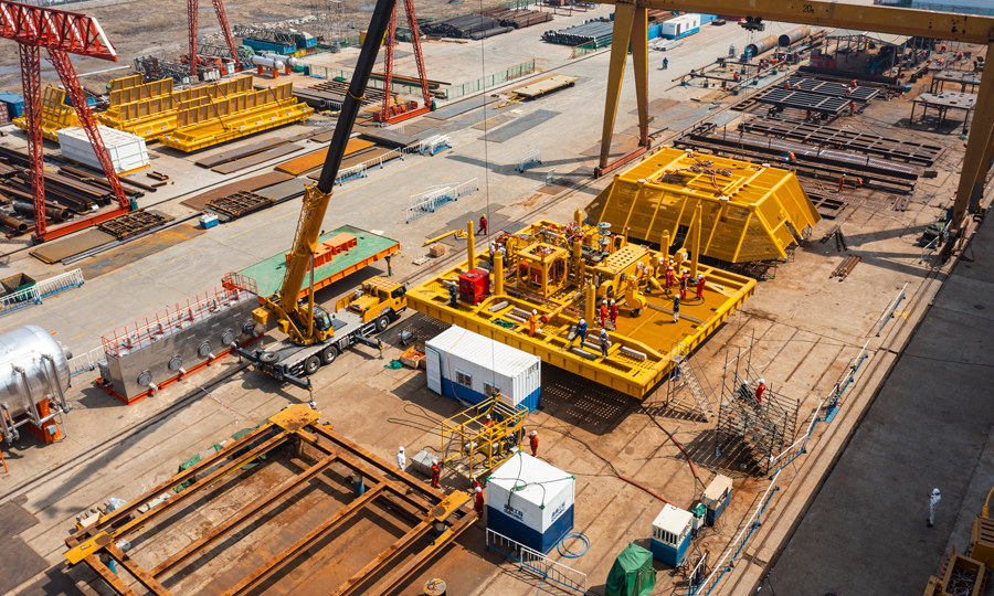 據(jù)了解，本次交付的水下多功能管匯將應(yīng)用于中國海油海南分公司所屬東方氣田群開發(fā)，是國內(nèi)自主研發(fā)的首套500米水深帶控制系統(tǒng)的水下管匯工程化產(chǎn)品。圖為國內(nèi)首個(gè)自主研發(fā)的深水多功能管匯正在建造過程中。