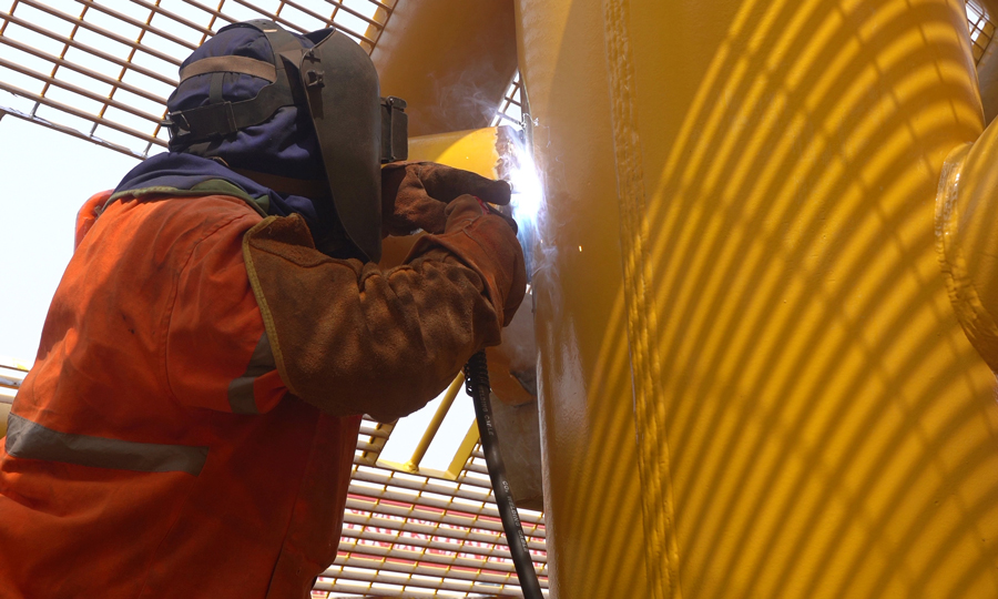 本次交付的水下多功能管匯應(yīng)用環(huán)境嚴(yán)苛且要求20年免維護(hù)，對設(shè)備密封、材料強(qiáng)度及工藝質(zhì)量挑戰(zhàn)極大。2019年以來，海油工程開展關(guān)鍵技術(shù)攻關(guān)，解決了控制技術(shù)集成、復(fù)雜水下結(jié)構(gòu)物三維設(shè)計(jì)等技術(shù)難題，并實(shí)現(xiàn)水下液動閥門、連接器、多相流量計(jì)等關(guān)鍵部件的自主研發(fā)和國產(chǎn)化制造。圖為施工人員正在進(jìn)行焊接作業(yè)。