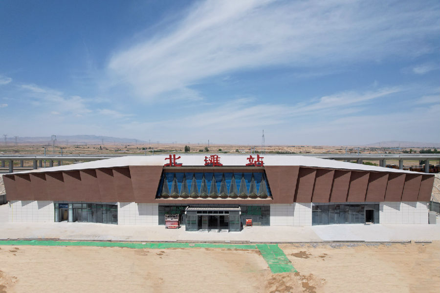 新建中衛(wèi)至蘭州鐵路建設(shè)通車后，中衛(wèi)至蘭州列車運(yùn)行時(shí)間將由現(xiàn)在的5小時(shí)縮短至1小時(shí)，對(duì)推動(dòng)沿線經(jīng)濟(jì)發(fā)展和促進(jìn)區(qū)域協(xié)調(diào)發(fā)展具有重要意義。圖為位于靖遠(yuǎn)縣北灘鎮(zhèn)的北灘站。