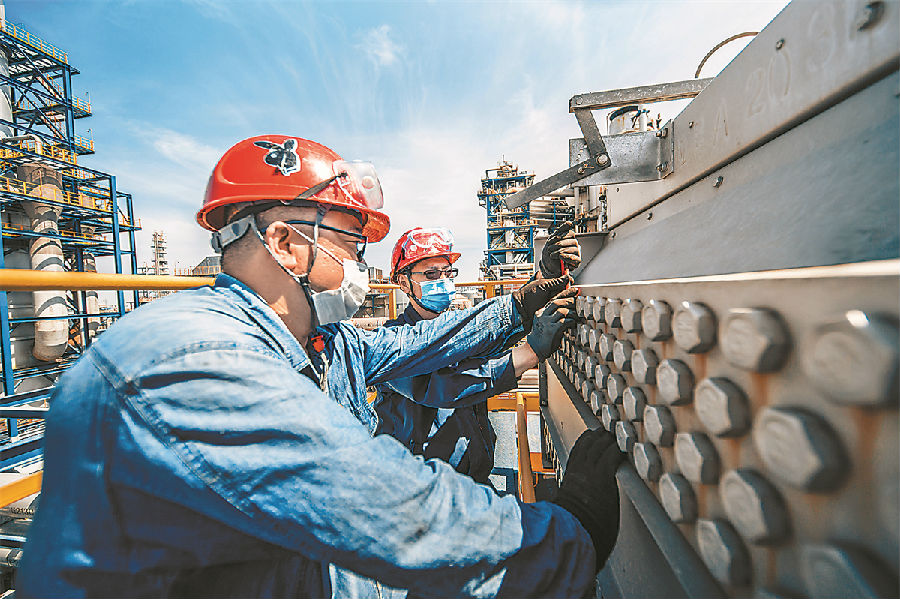 化建公司多次召開檢修協調籌備會，入場勘察細化完善檢修方案。施工人員嚴格按照檢修規程規范作業，全面應用螺栓定力矩緊固和換熱器管束真空試漏技術，提高檢修作業的安全性。圖為施工人員正在更換空冷器螺栓墊片。