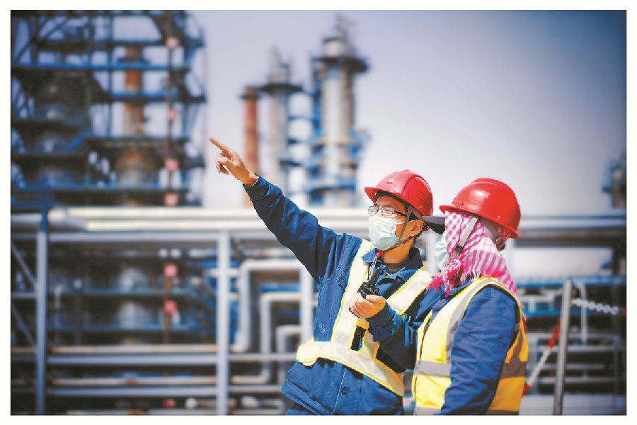 遼河石化全力打造大檢修精品工程，做到人員著裝統一、現場圍欄規范、機具擺放整齊、成品保護到位、目視化清晰。圖為班組監護人員正在向施工方詳細講解需要監護部位。唐飛 攝