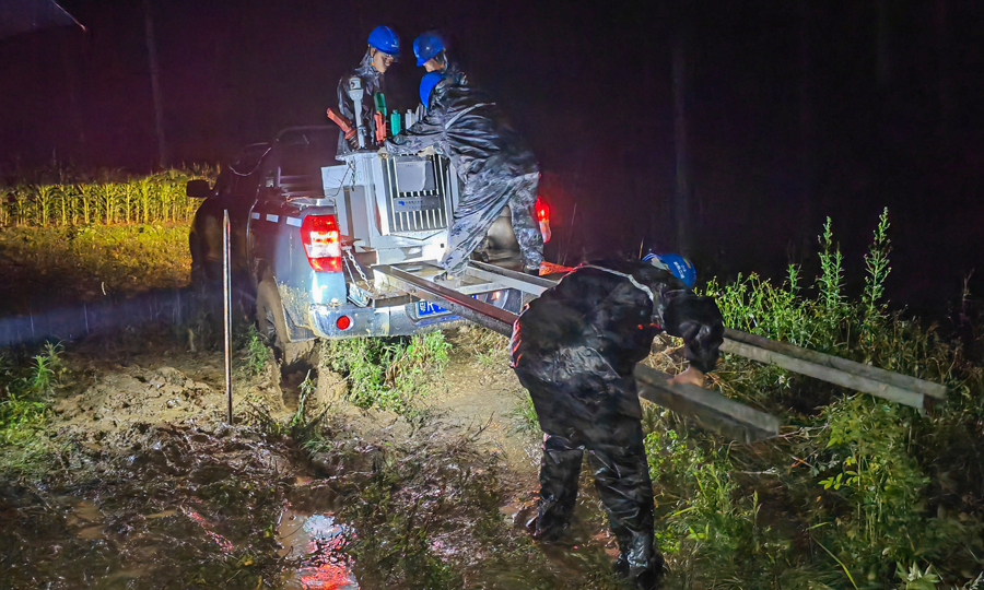 6月20日，南方電網廣東清遠陽山供電局搶修隊奔赴陽山縣七拱鎮、江英鎮、杜步鎮等地開展搶修復電工作。在確保人身安全的前提下，搶修人員有序開展變壓器修復、供電線路修復、線路開關修復等工作。彭海健 攝