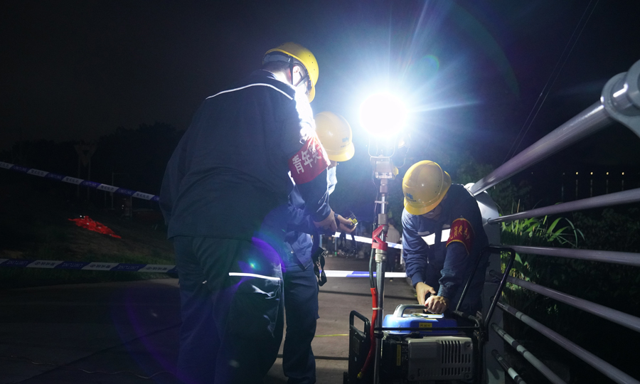 6月20日晚，北江二號洪峰即將過境。南方電網廣東清遠清城供電局洲心供電所應急分隊緊急出動前往清遠市倫洲碼頭，為現場值守人員提供應急照明。覃軒 攝
