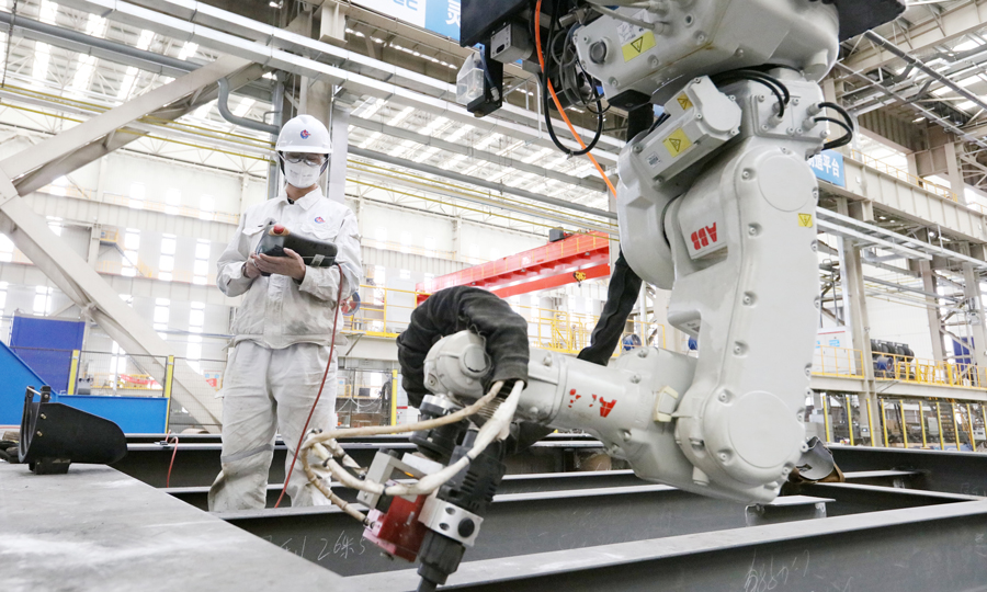 6月26日，中國海油對外宣布，我國首個海洋油氣裝備制造“智能工廠”——中國海油海油工程天津智能化制造基地正式投產(chǎn)，標志著我國海洋油氣裝備行業(yè)智能化轉(zhuǎn)型實現(xiàn)重大突破。圖為施工人員操作機器人進行鋼架構焊接作業(yè)。賈雪東 攝