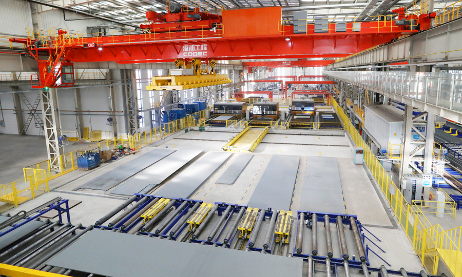 “智能工廠”主要包括生產(chǎn)系統(tǒng)、軟件管理系統(tǒng)、場地支持系統(tǒng)和車間生產(chǎn)物流及材料配送系統(tǒng)等部分，通過智能制造技術應用和各系統(tǒng)的精益集成，有力推動我國海洋裝備制造從傳統(tǒng)“人力工廠”邁向現(xiàn)代化“智能工廠”。圖為智能化板材切割生產(chǎn)線下料、切割作業(yè)。韓慶 攝